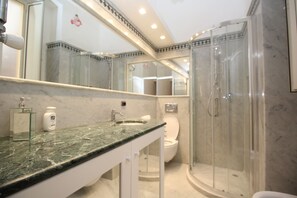 Shower, hair dryer, bidet, towels - Elegant one bedroom apartment in the center of Tropea (Vibo Valentia)