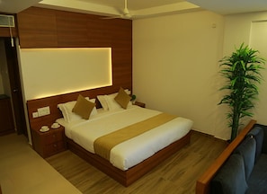 Quarto casal ou duplo luxo, 1 cama de casal, vista para o rio | Camas extras/dobráveis (sobretaxa), Wi-Fi de cortesia