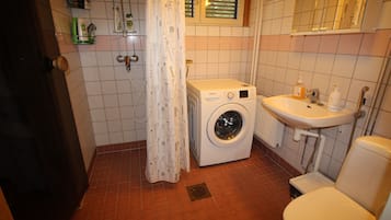Family Apartment, 3 Bedrooms | Bathroom | Shower, free toiletries, hair dryer, bidet
