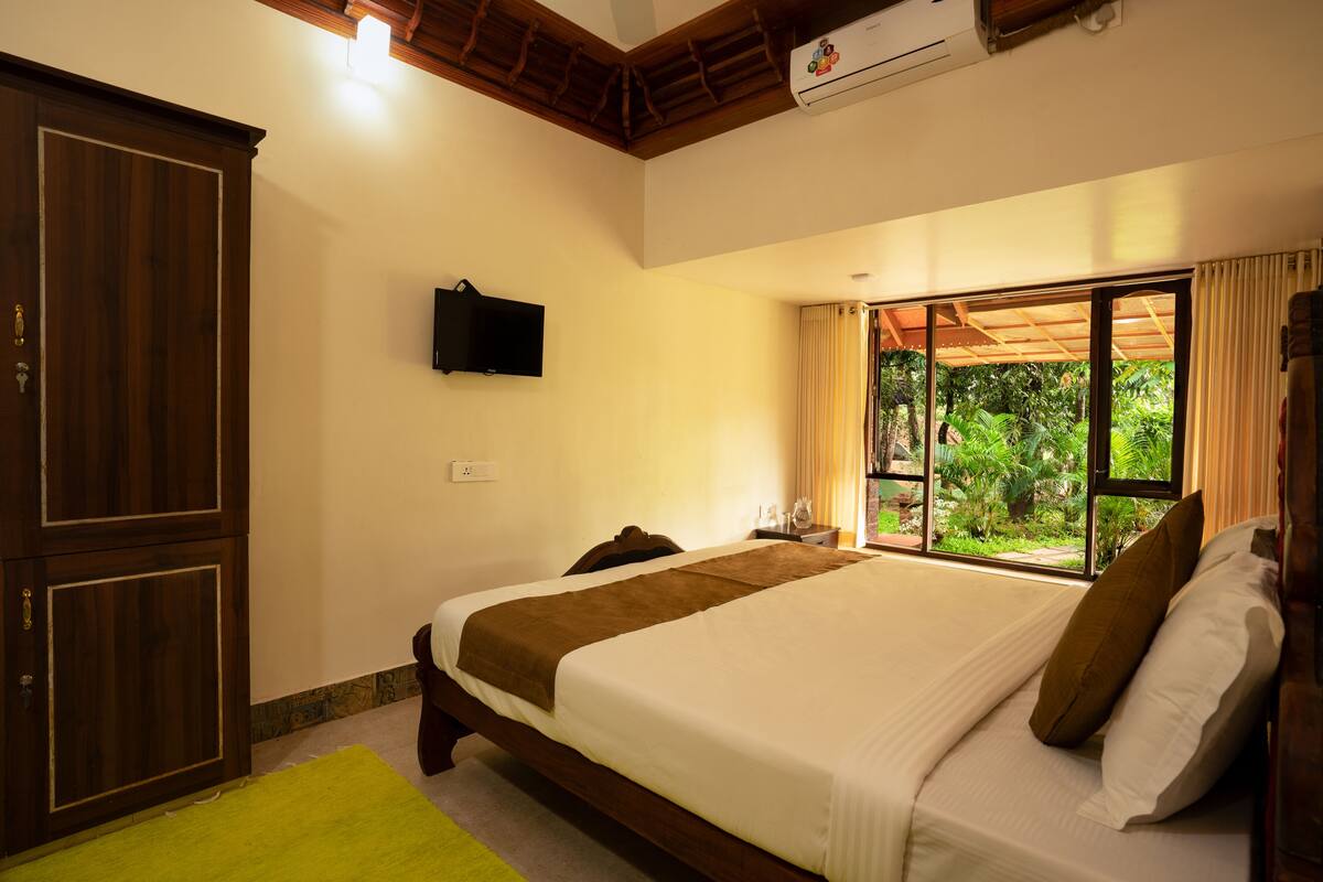 Habitación estándar doble, 1 habitación, vistas al jardín | Tabla de planchar con plancha y ropa de cama