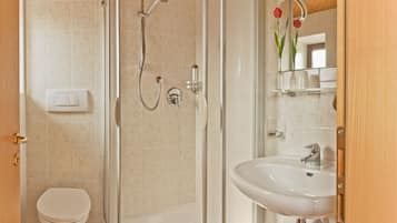 Classic-Einzelzimmer | Badezimmer | Kostenlose Toilettenartikel, Haartrockner, Bidet, Handtücher