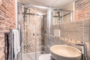 Douche, sèche-cheveux, serviettes fournies, shampoing