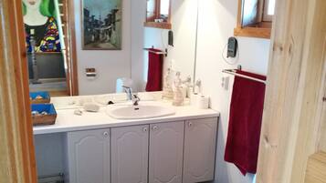 Casa tradicional | Baño | Ducha y bañera combinadas y artículos de higiene personal gratuitos