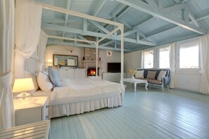 Exclusive Room | Minibar, in-room safe, individually decorated, individually furnished - Beyaz Han Hotel (Cesme)