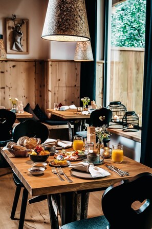 Dinner served  - Werdenfelserei (Garmisch-Partenkirchen)