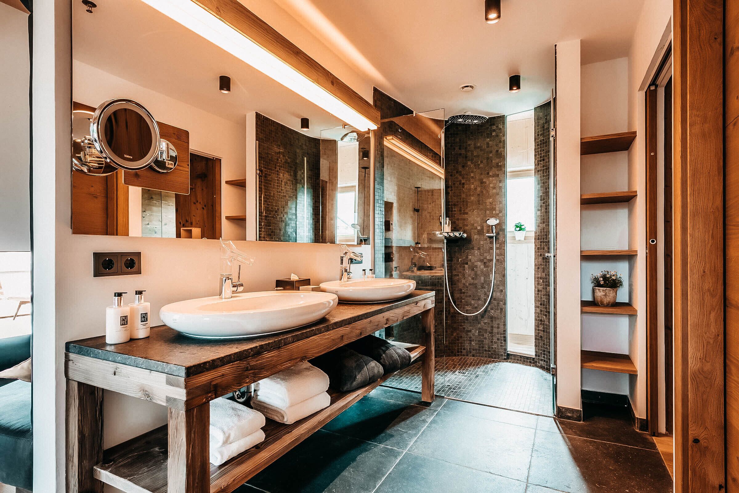 suite, sauna ( top ) | bathroom | shower, free toiletries, hair dryer, bathrobes