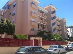 Exterior - 🌞 Spacious 3-room apartment in a luxury building, 150m beach, internet🌞 (Albir)