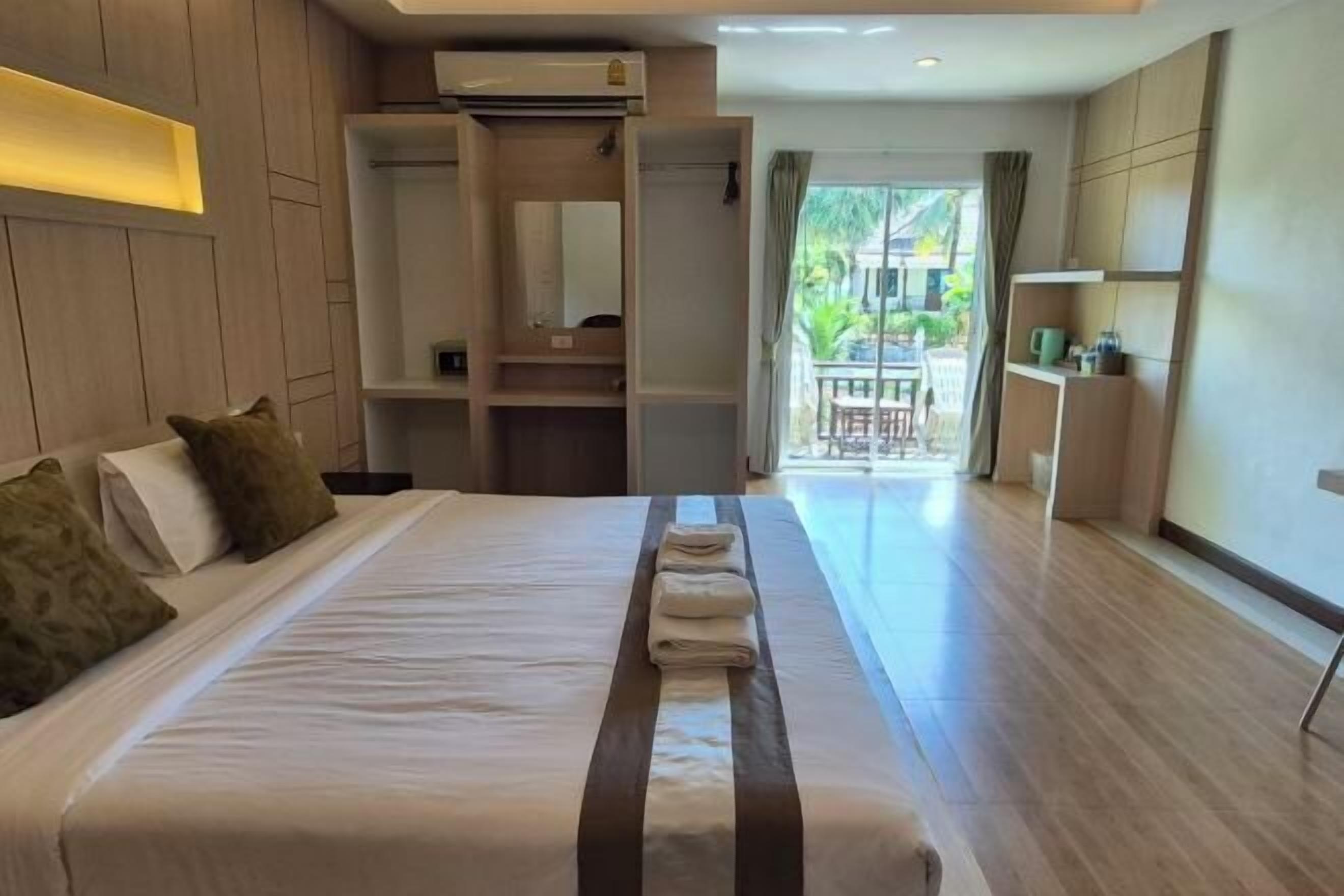 Minibar, in-room safe, blackout drapes, free WiFi