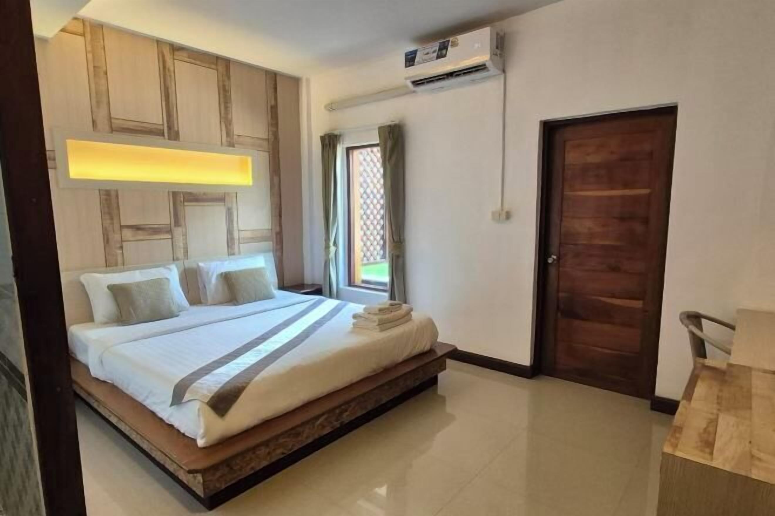 Minibar, in-room safe, blackout drapes, free WiFi