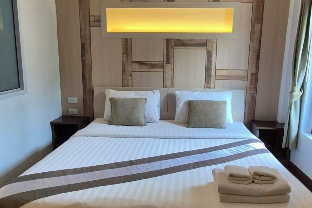Minibar, in-room safe, blackout drapes, WiFi (free)