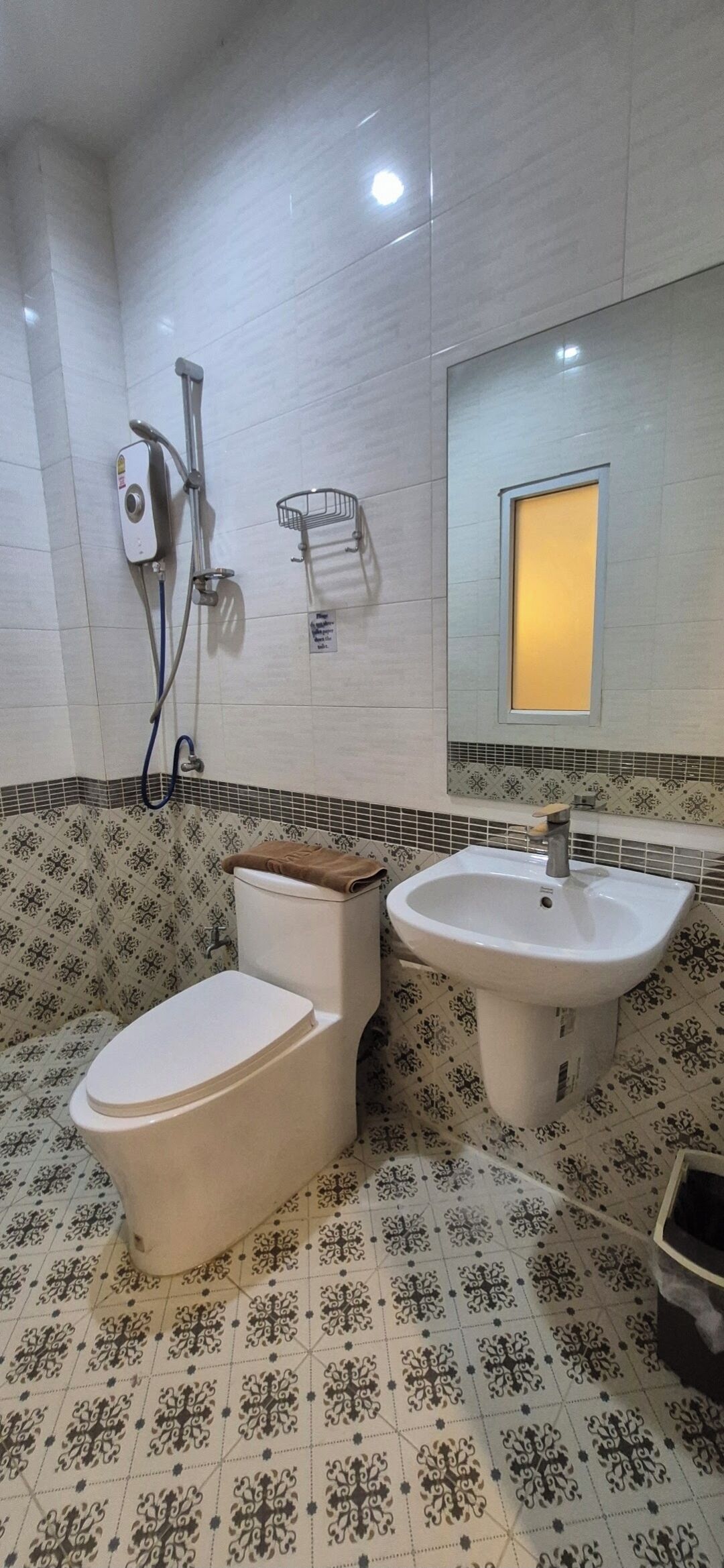 Un baño con inodoro, bidé y lavamanos.