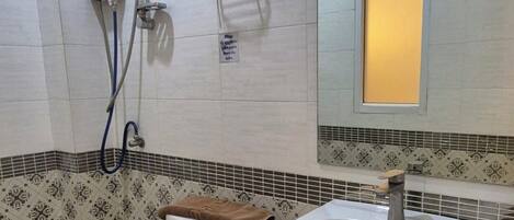 Un baño con inodoro, bidé y lavamanos.