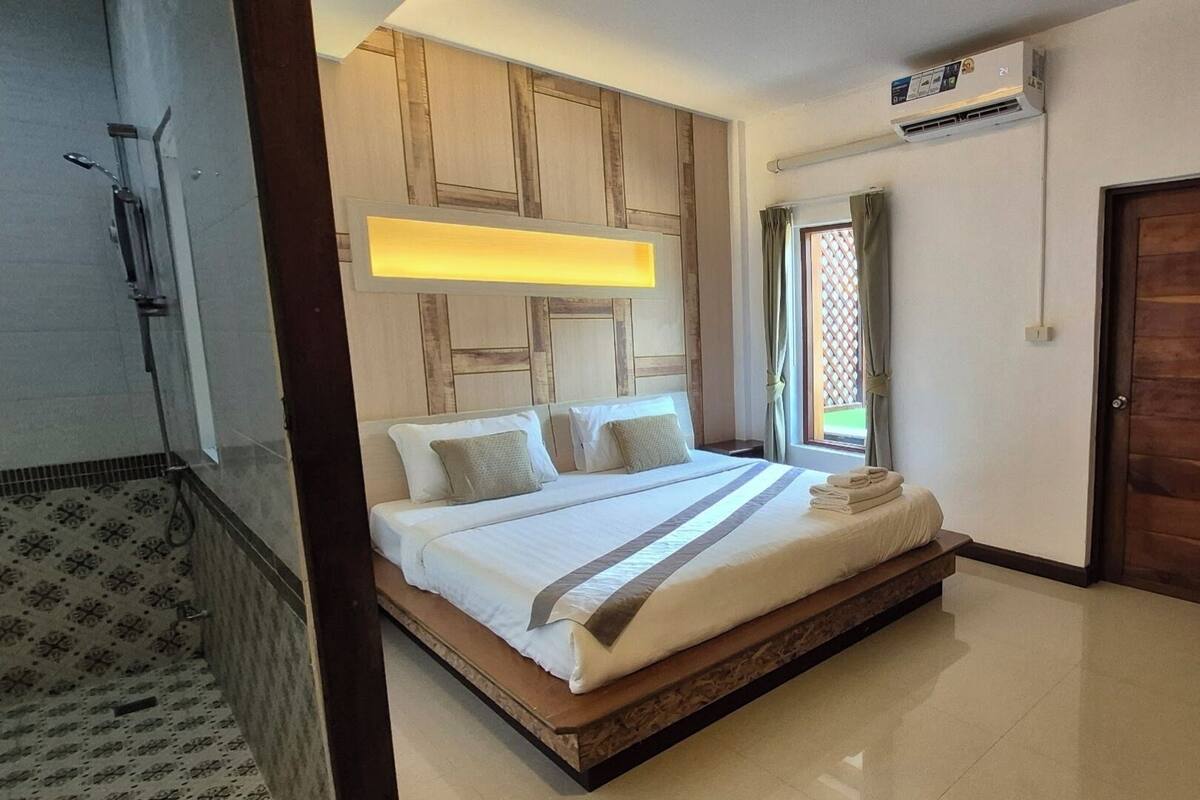 Standard Room | Minibar, in-room safe, blackout curtains, rollaway beds