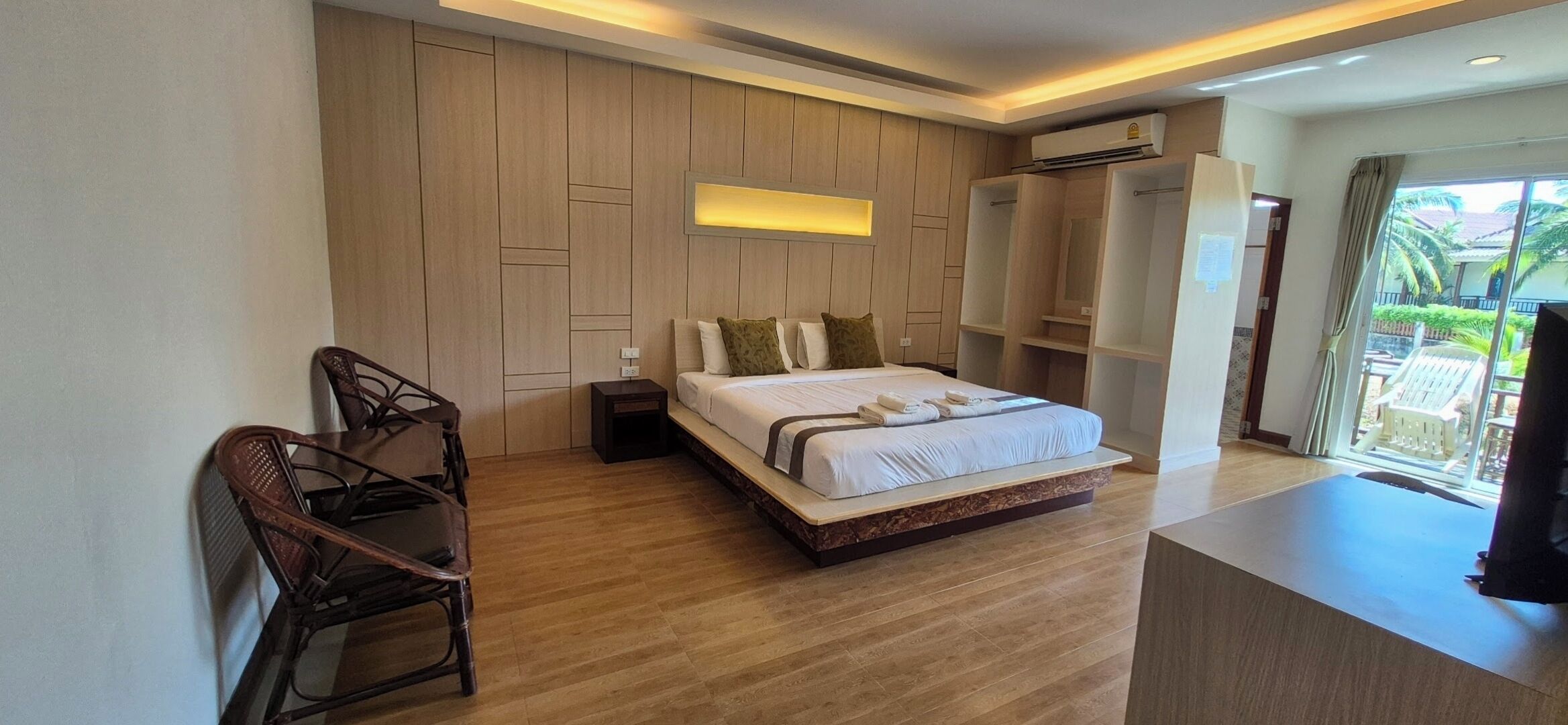Deluxe Room, Balcony | Minibar, in-room safe, blackout curtains, free WiFi