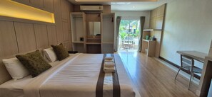 ห้องดีลักซ์, ระเบียง | มินิบาร์, ตู้นิรภัยในห้องพัก, ผ้าม่านกันแสง, Wi-Fi ฟรี