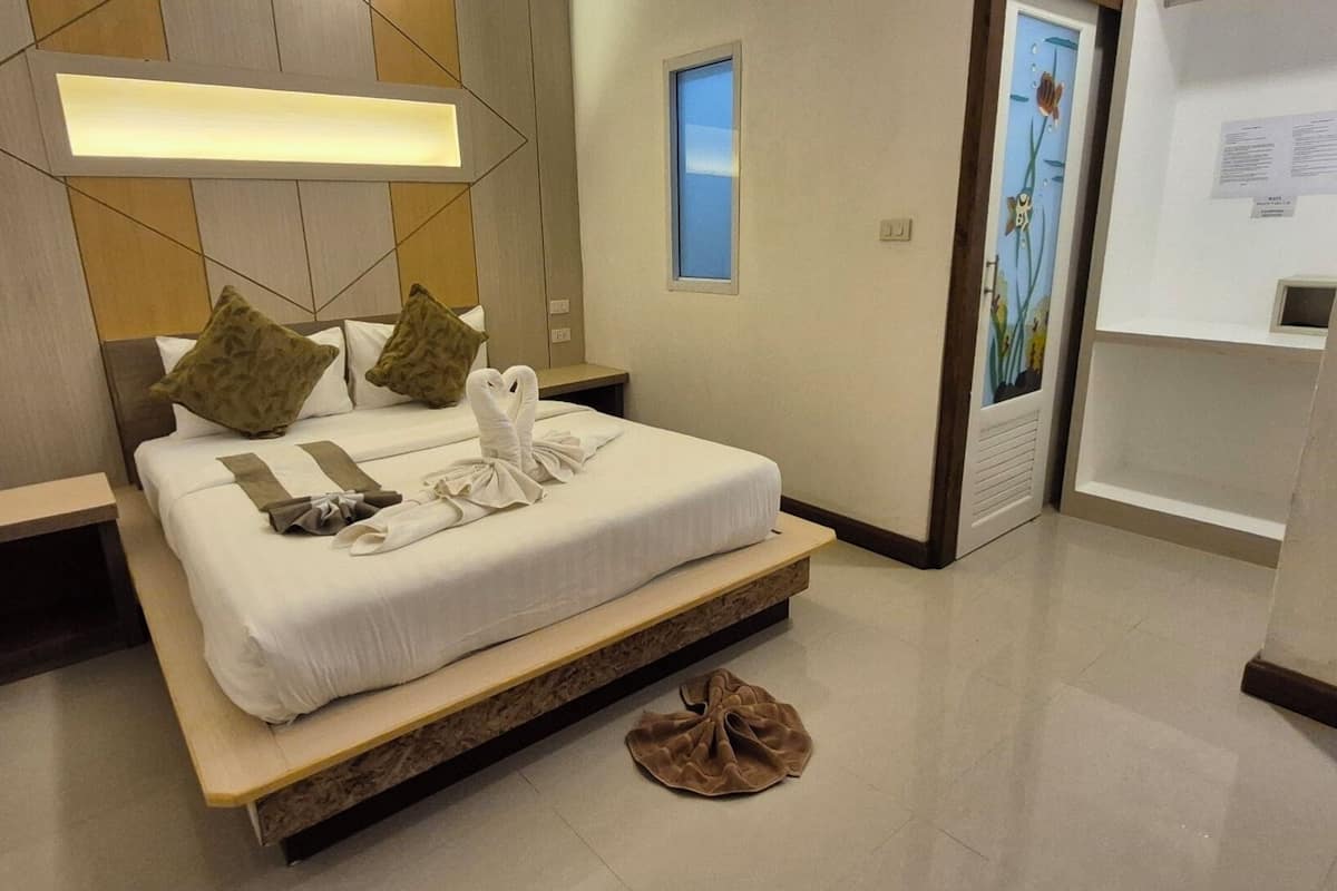 Standard Room | Minibar, in-room safe, blackout drapes, free WiFi