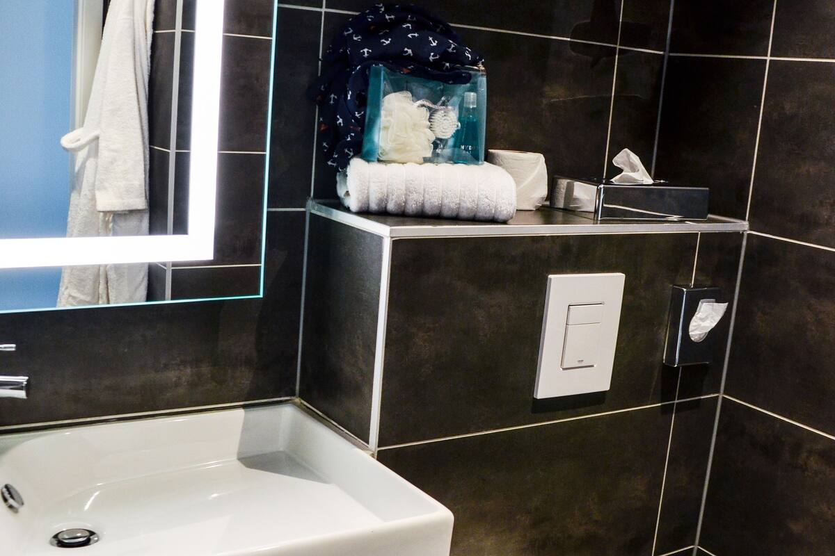 double room | bathroom | shower, free toiletries, hair dryer, towels