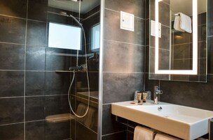 Duş, ücretsiz banyo/kozmetik ürünleri, saç kurutma makinesi, havlu 
