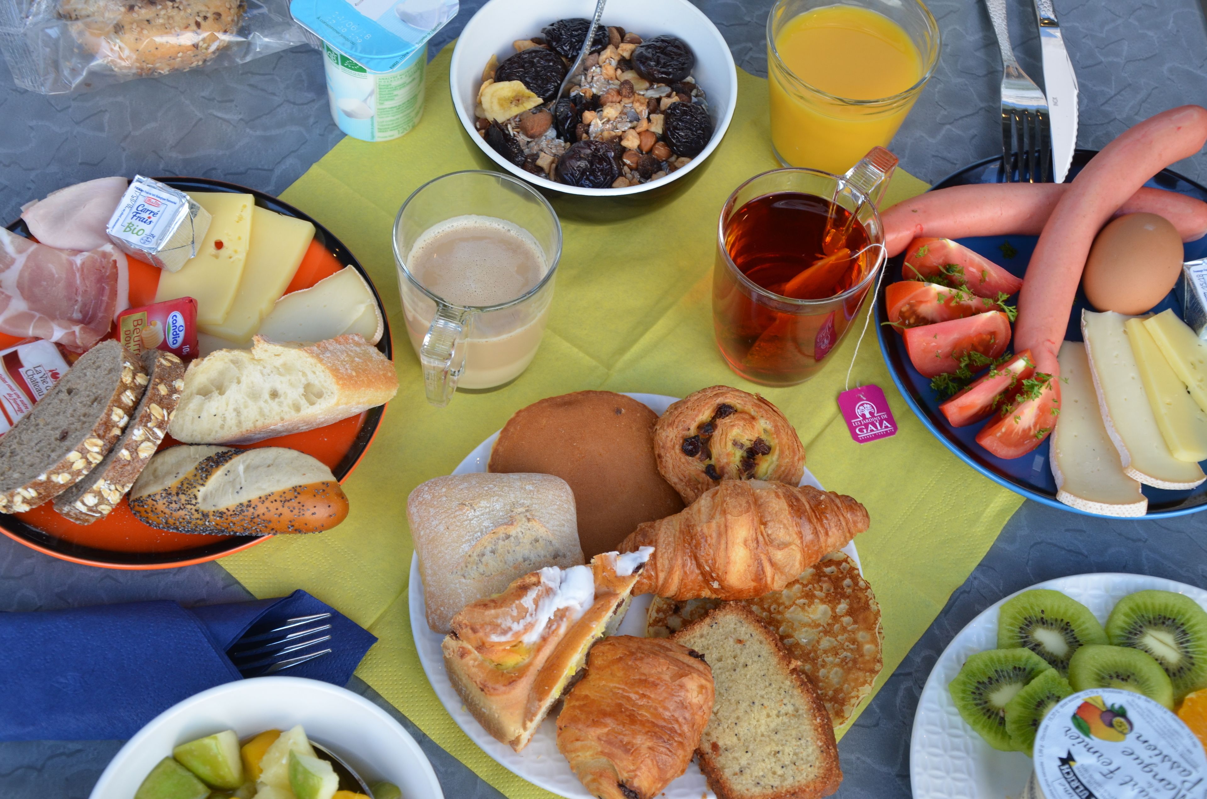 daily buffet breakfast (eur 14 per person)
