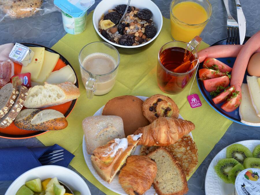 Un buffet de petit-déjeuner proposant une variété d'aliments et de boissons.