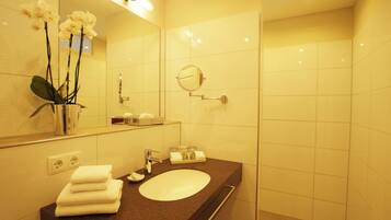 Single Room | Bathroom | Shower, free toiletries, hair dryer, bathrobes