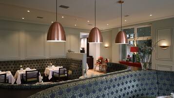 Tägliches Frühstücksbuffet (25 EUR pro Person)