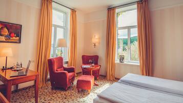 Hochwertige Bettwaren, Zimmersafe, Schreibtisch