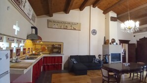 Um espaço compacto para viver, com cozinha, área de refeições e sofá.
