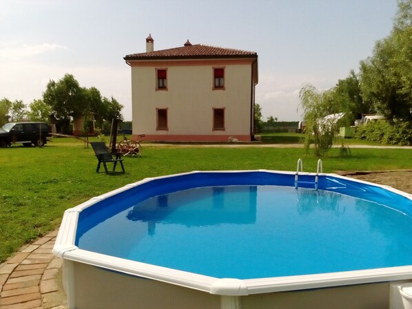 Piscine extérieure, chaises longues