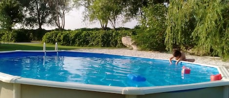 Utomhuspool och solstolar