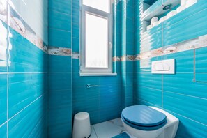Deluxe Apartment, 2 Bedrooms, Non Smoking | Bathroom