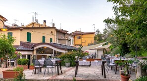 Outdoor dining - Osteria del Povero Diavolo (Poggio Torriana)