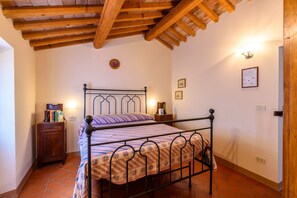 Standard-Doppelzimmer | Schreibtisch, Zustellbetten, kostenloses WLAN, Bettwäsche