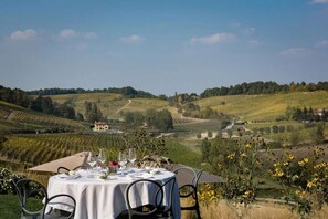 Lunch and dinner served, local cuisine - Locanda La Raia (Gavi)