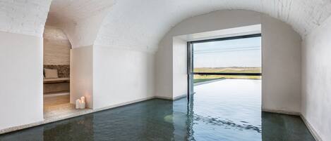 Een binnenzwembad en een buitenzwembad