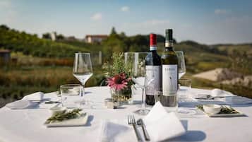 Phục vụ bữa trưa và bữa tối, đặc sản địa phương