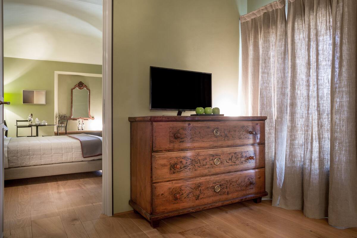Suíte, várias camas, vista para o jardim | Comodidades do quarto