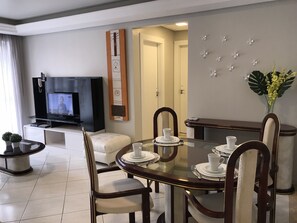 Apartamento família, 3 quartos, para não fumantes, vista para a cidade | Opções para refeição no quarto
