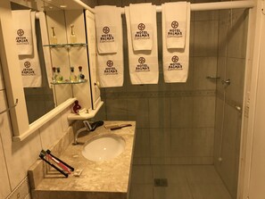 Family Apartment, 3 Bedrooms, Non Smoking, City View | Bathroom | Shower, hair dryer, towels - Apartamento Edifício Central (Balneário Camboriú)