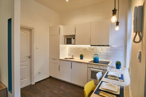 Appartamento Basic | Cucina privata | Frigorifero, microonde, forno, piano cottura