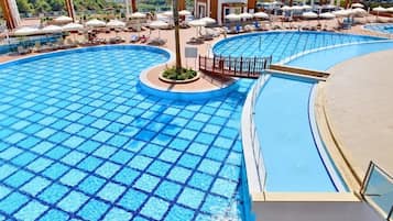 Innenpool, Außenpool (je nach Saison geöffnet), Sonnenschirme