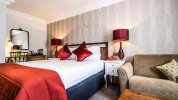 Combined shower/bathtub, free toiletries, hair dryer, towels