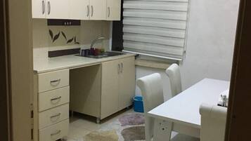 Apartment, 2 Schlafzimmer | Eigene Kochnische | Großer Kühlschrank, Herdplatte, Wasserkocher mit Kaffee-/Teezubehör