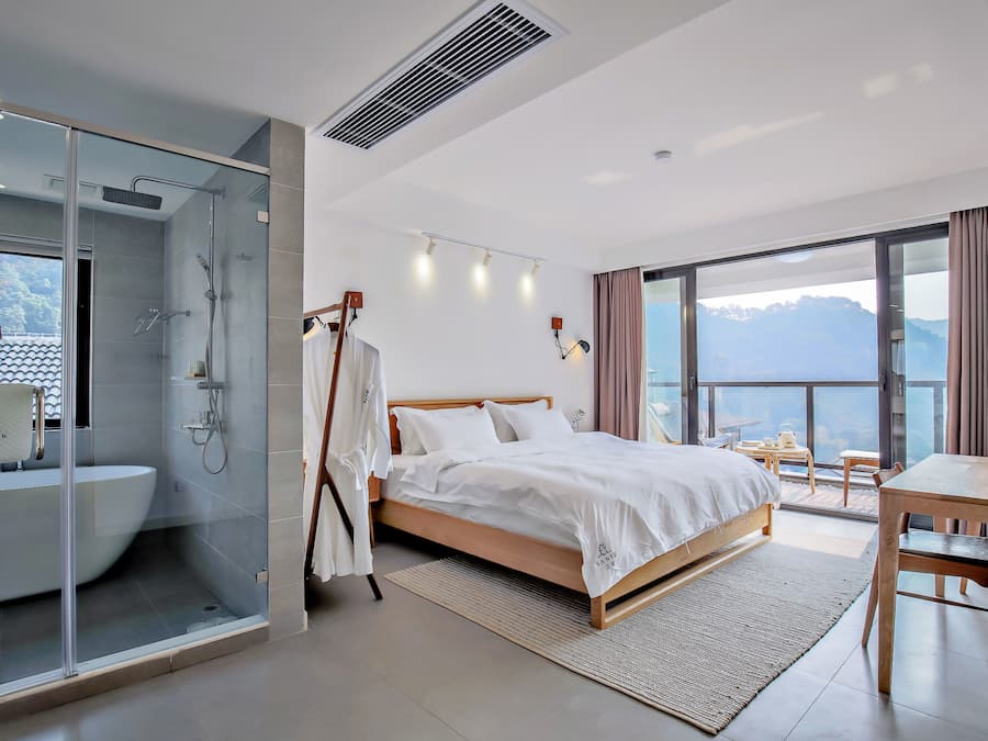 Blackout drapes, soundproofing, free WiFi