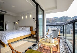 山景陽台浴缸大床房 | 遮光布/窗簾、隔音、免費無線上網