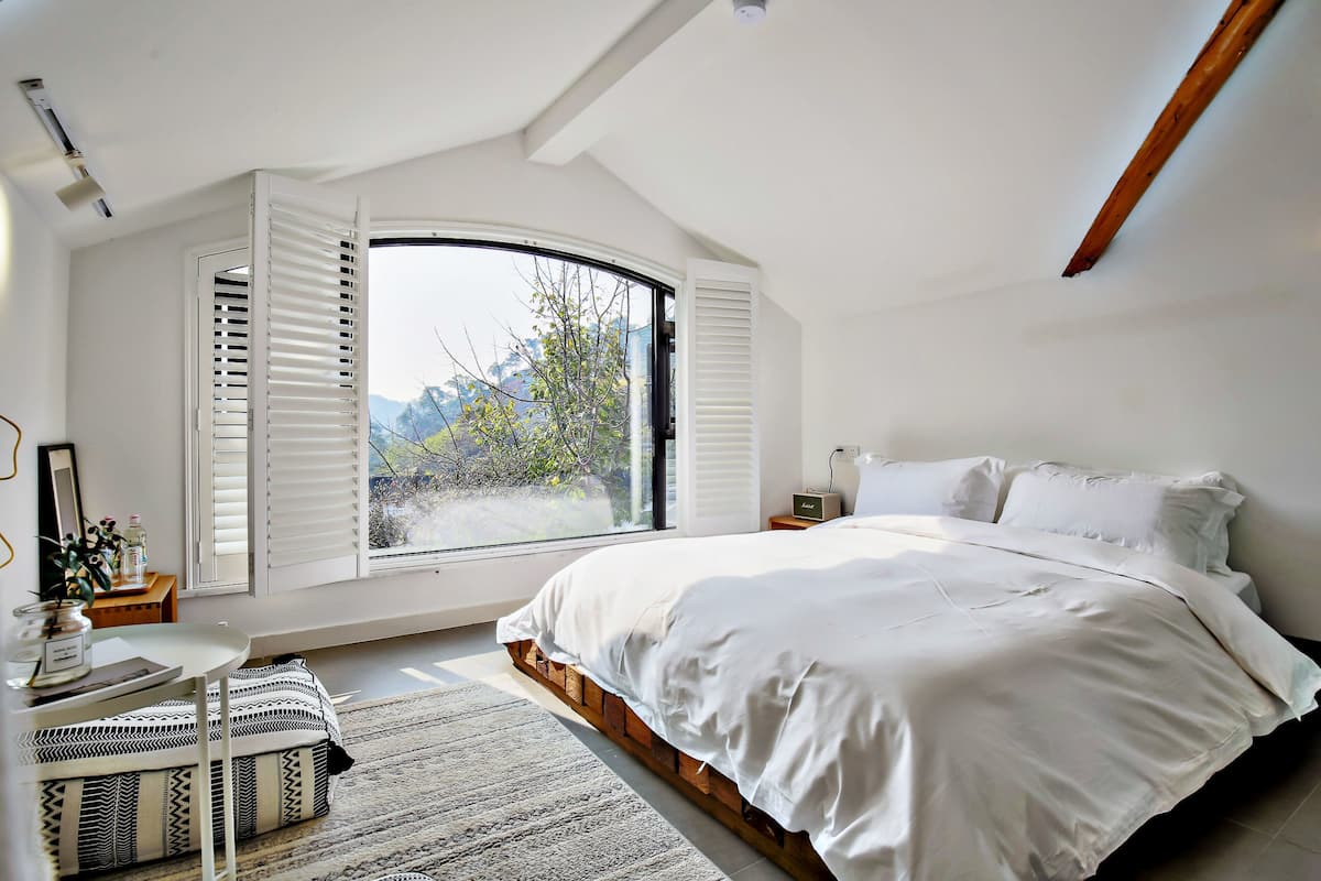 Blackout curtains, soundproofing, free WiFi