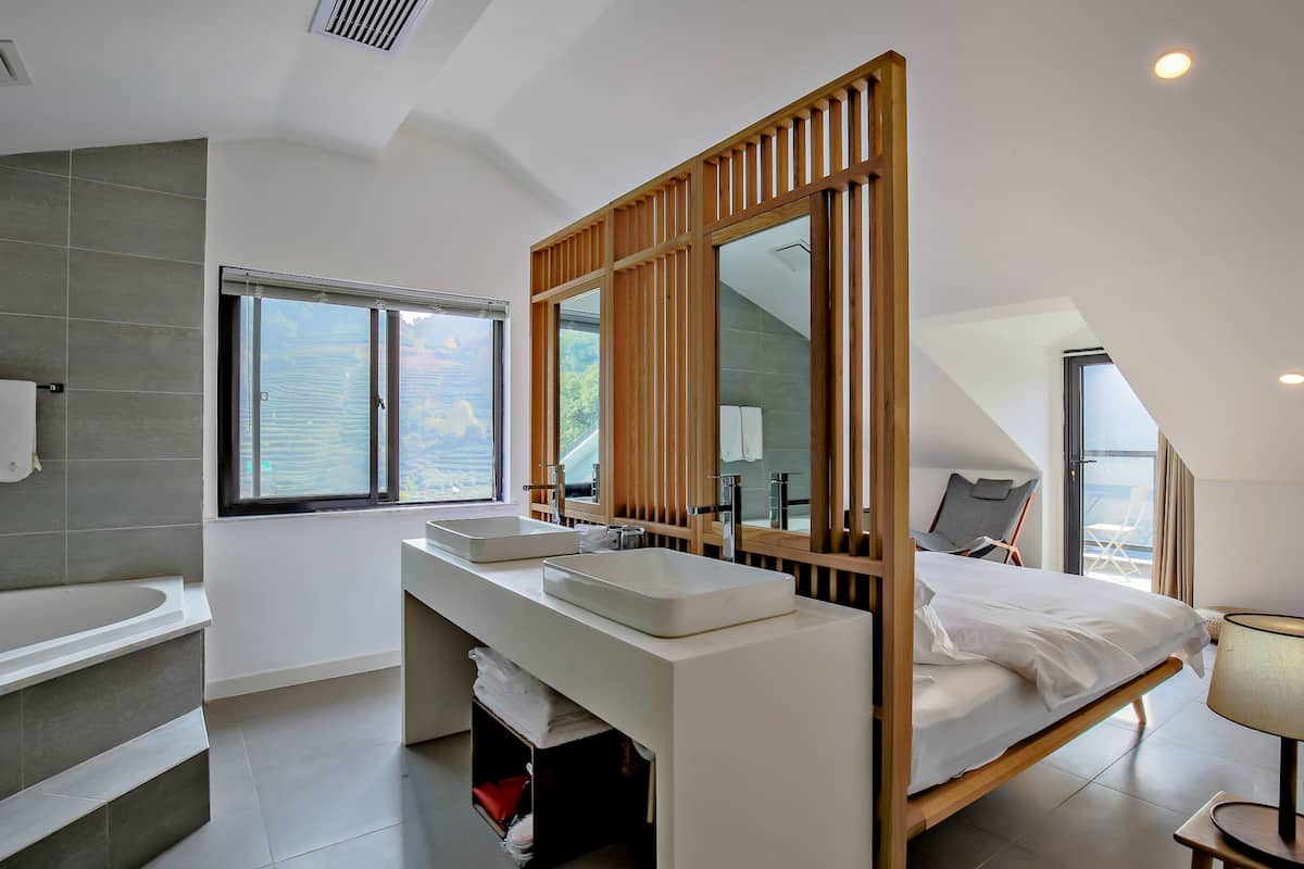 Blackout curtains, soundproofing, free WiFi
