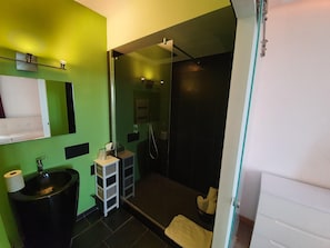 Chambre supérieure double | Salle de bain | Douche, articles de toilette (gratuits), séchoir à cheveux