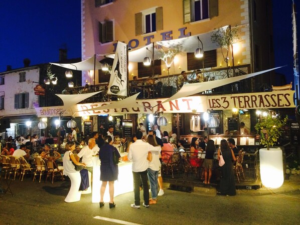 Façade de l’hébergement - soirée/nuit