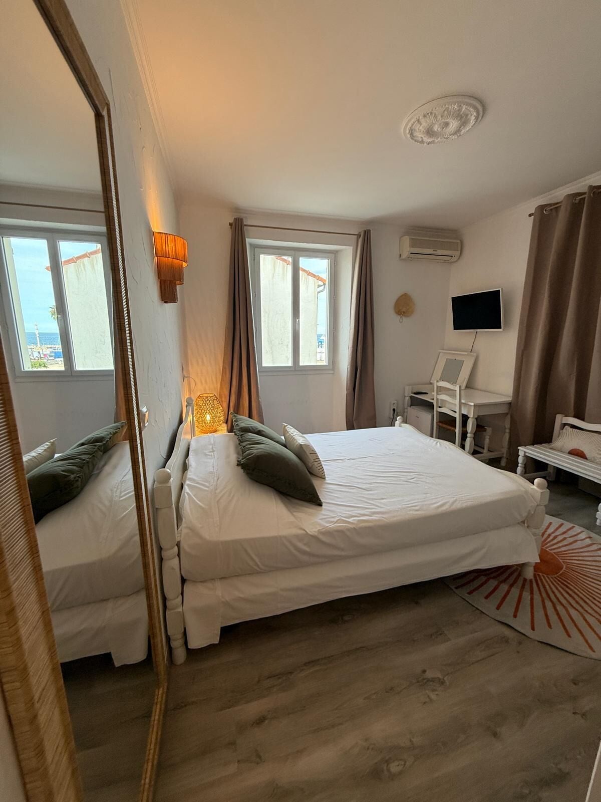 غرفة مزدوجة عادية | ميني بار وبديكورات فريدة لكل غرفة وطراز فريد لكل وحدة ومكتب